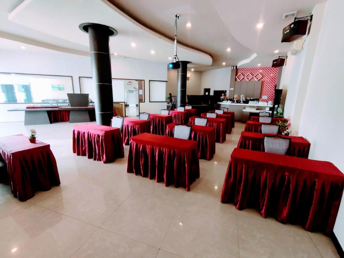 Os Hotel Tanjung Uncang Sagulung Екстериор снимка